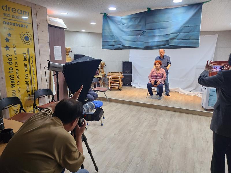 12(사)한국디지털사진가협회_인천지부,_가좌2동_어르신_장수사진_촬영(2).jpg 이미지