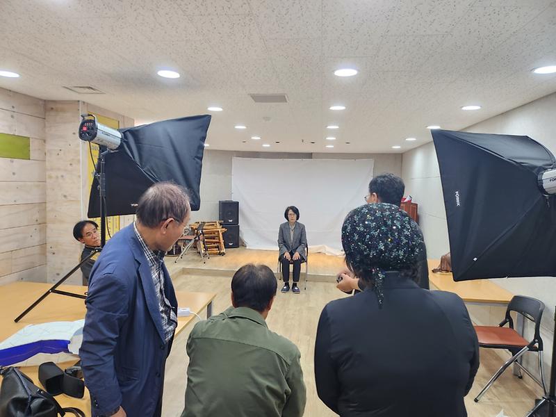 12(사)한국디지털사진가협회_인천지부,_가좌2동_어르신_장수사진_촬영(3).jpg 이미지