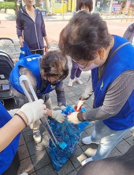 12‘함께_만드는_깨끗한_우리_동네’_불로대곡동_바르게살기운동,_여름맞이_환경정비__(2).jpg 이미지