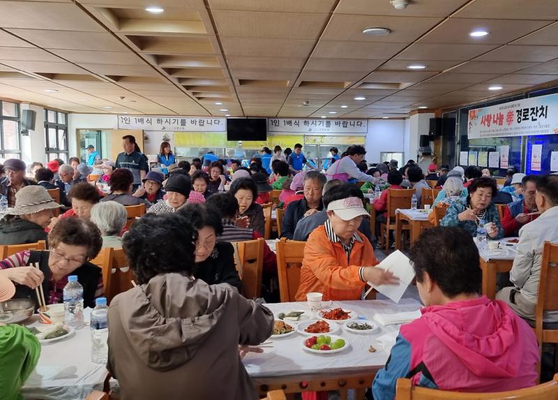12신현원창동,_경로위안잔치_개최(2).jpg 이미지
