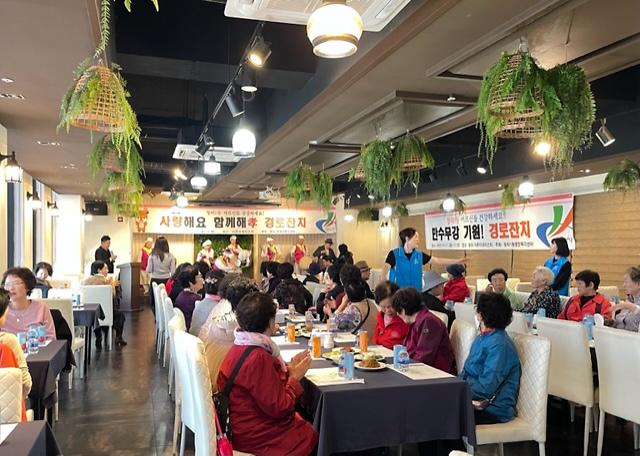 13사랑해요!_함께해孝,_청라1동_경로잔치_성황리_개최(4).jpg 이미지