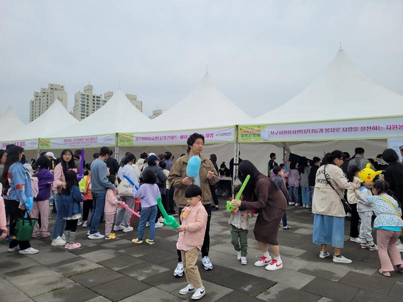 15서구자원봉사센터,_지역행사장서_‘재능기부_봉사활동’_펼쳐_‘호응’__(1).jpg 이미지