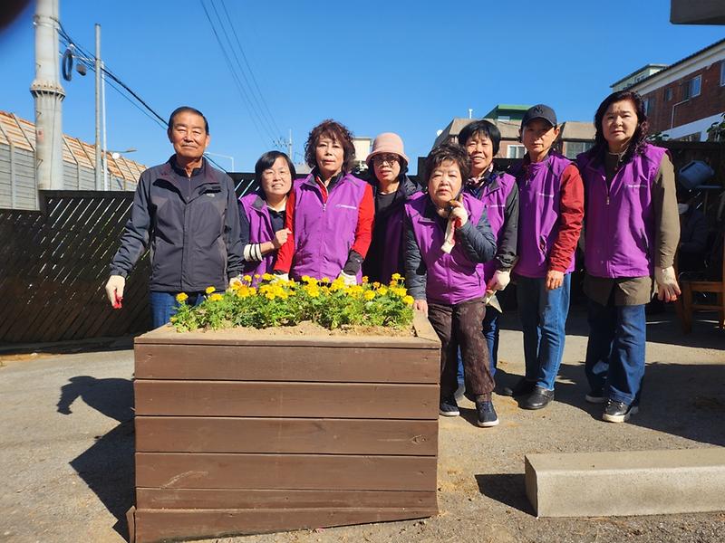 16가좌3동_가을_맞이_초화_식재,_명품마을_만들기(2).jpg 이미지