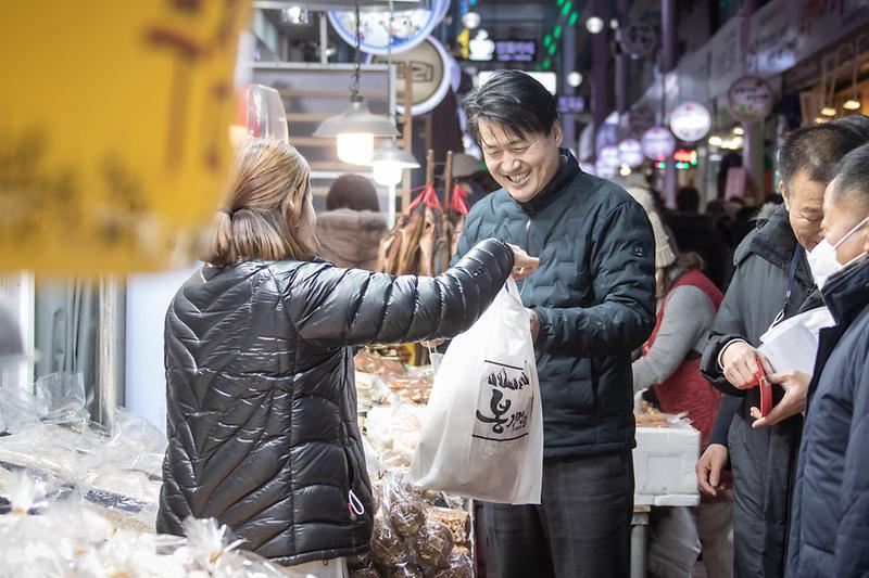 1강범석_서구청장,_설_앞두고_전통시장_5곳_방문__(3).jpg 이미지