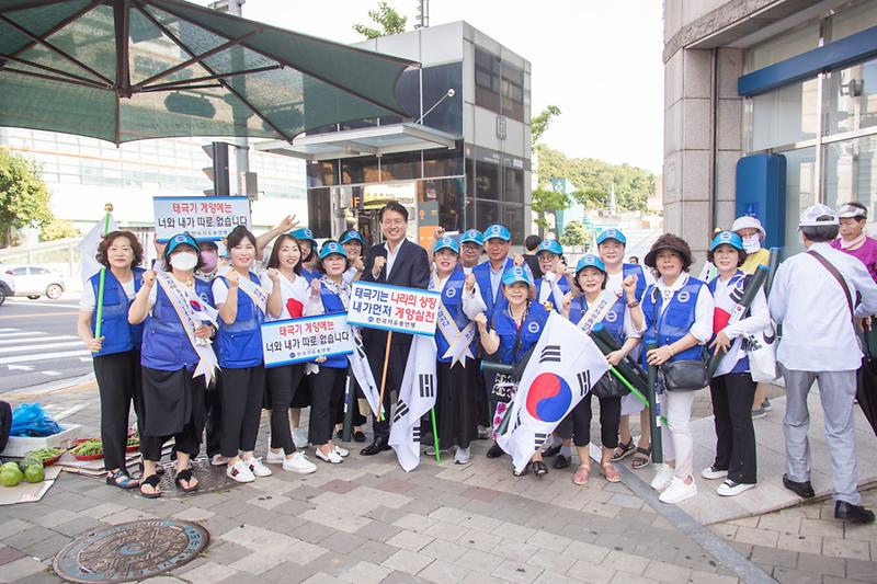 1한국자유총연맹_서구지회_‘나라사랑_서구사랑’_태극기_달기_운동__(2).jpg 이미지