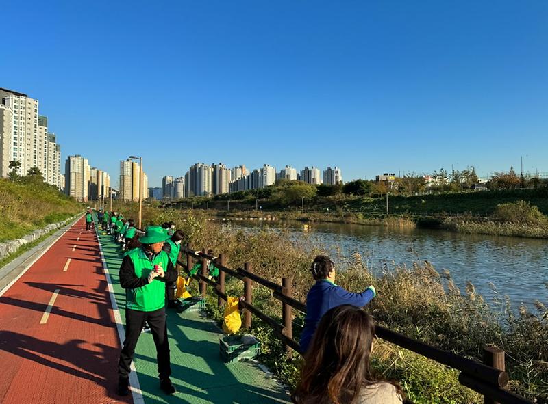2서구_직공장새마을운동서구협의회,_지속_가능한_지구환경_보전_EM흙공_던지기(2)_.jpg 이미지