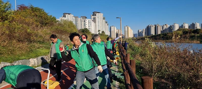 2서구_직공장새마을운동서구협의회,_지속_가능한_지구환경_보전_EM흙공_던지기(3).jpg 이미지