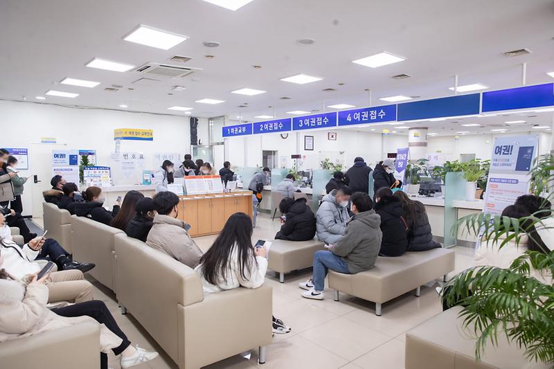 2서구,_여권_발급_급증으로_대기시간_↑_···‘온라인_재발급’_활용_당부_.jpg 이미지