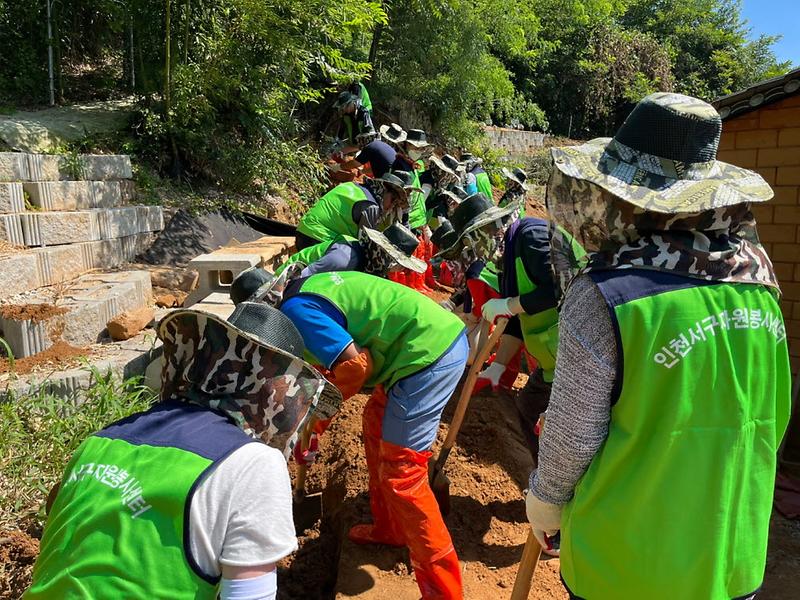 2서구자원봉사센터,_익산_수해복구···봉사자_40명_폭염에도_‘구슬땀’___(1).jpg 이미지