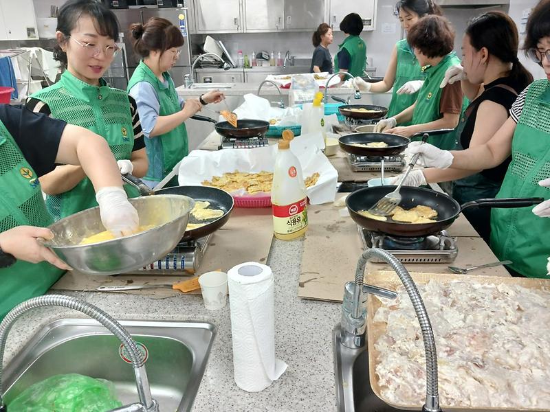 3가좌2동_새마을부녀회_·_원적로_상인회_추석맞이_사랑의_반찬나눔(2).jpg 이미지
