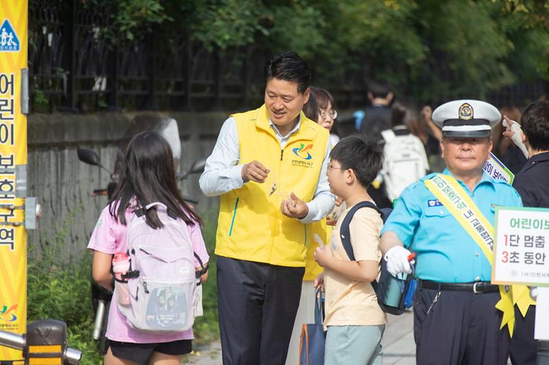 3서구,_3일_청라초서_교통사고예방위한_교통안전_기관합동_캠페인__(2).jpg 이미지