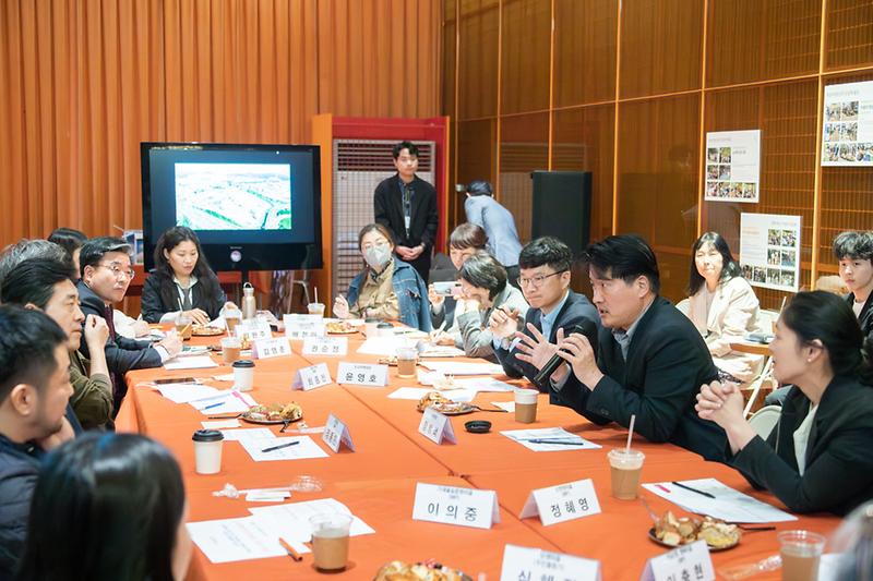 3서구,_코스모40서_도시재생_현장지원센터_간담회__(1).jpg 이미지