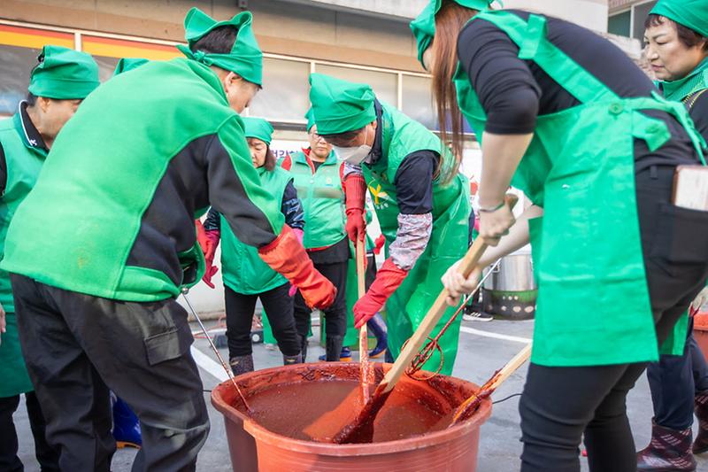 3서구새마을부녀회_소외계층돕기,_사랑의_고추장_나누기(1).jpg 이미지
