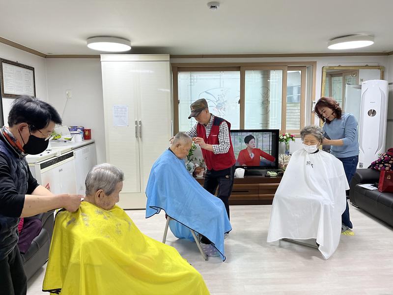 4(사)한국이용사회와_(사)대한미용사회,_어르신_대상_이·미용_봉사_.jpg 이미지
