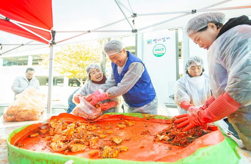 4.2023년_바르게살기운동,_서구사랑_김장나눔대축제_개최(3).jpg 이미지