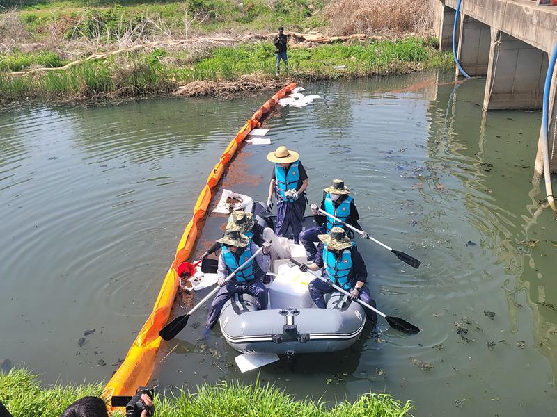 4‘수질오염사고_막아라’_서구,_검단천서_합동_가상_방제훈련__(1).jpg 이미지