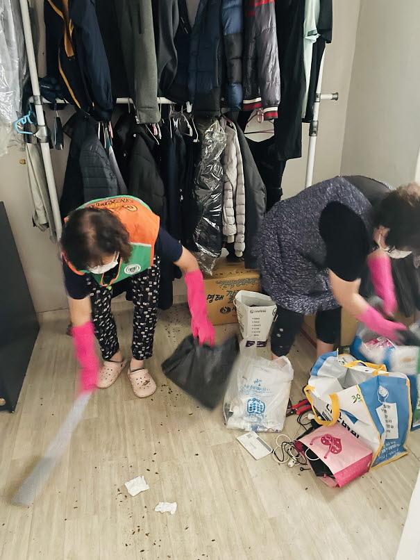 4가좌1동,_지역자율방재단_취약가구_찾아_집청소_봉사로_구슬땀_흘려(2).jpg 이미지