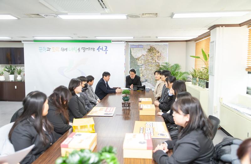 4인천디자인고,_서구청에_창의성_가득한_동화집_전달(1).jpg 이미지