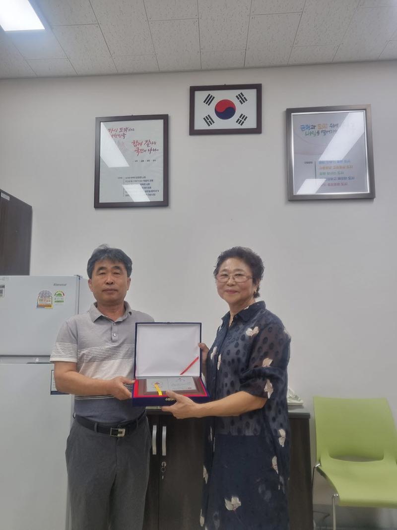 4오류왕길동지역보장사회협의체,_관내기부자에게_나눔리더_인증패_전달(1).jpg 이미지