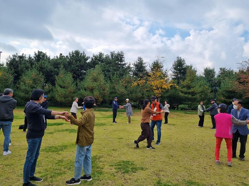 4서구치매안심센터,_가을_숲과_함께한_치매가족의_힐링나들이(1).jpg 이미지