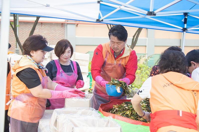 4서구여성단체협의회,_“직접_담근_열무김치로_이웃사랑_전해요”__(1).jpg 이미지