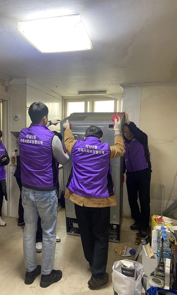 5악취_심했던_가정...석남2동_지역사회보장협의체_나서_집_청소__(1).jpg 이미지