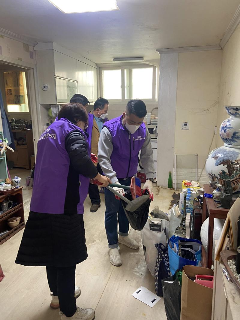 5악취_심했던_가정...석남2동_지역사회보장협의체_나서_집_청소__(2).jpg 이미지