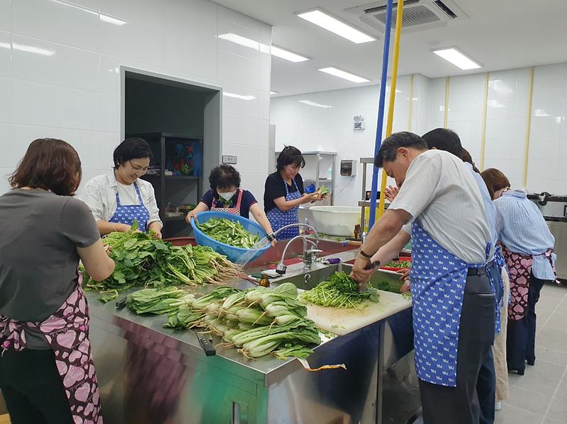5가정2동_지역사회보장협의체,_‘사랑의_제철김치_담그기’_행사__(2).jpg 이미지