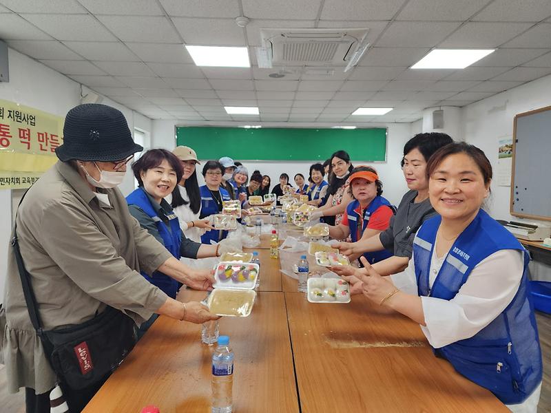 5검암경서동_주민자치회,_‘다문화가정과_함께하는_전통음식_만들기’_성료__(2).jpg 이미지