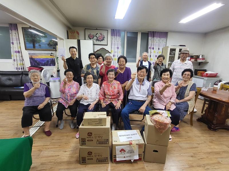 5마전동_지역사회보장협의체,_초복_맞아_경로당_돌며_삼계탕_나눔__(2).jpg 이미지