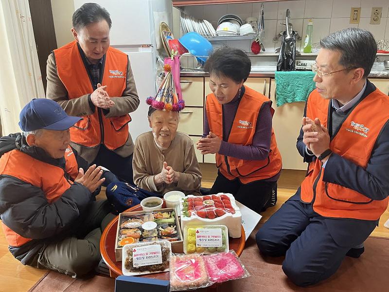 6독거노인_가정_방문해_생일상···가좌2동,_5년째_사업_진행_.jpg 이미지