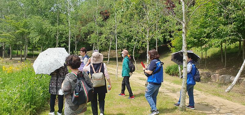6가정2동,_걷기_프로그램_마련···어르신_모시고_봄나들이__(2).jpg 이미지