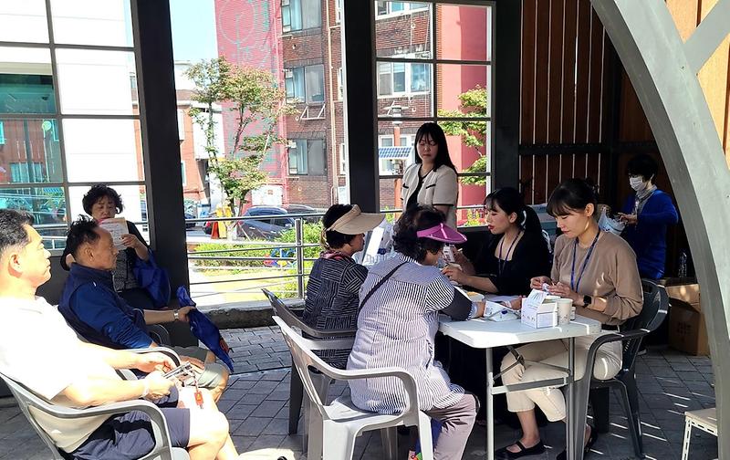 6가정·신현원창건강생활지원센터,_지역축제_연계_이동건강체험관_성료(2).jpg 이미지