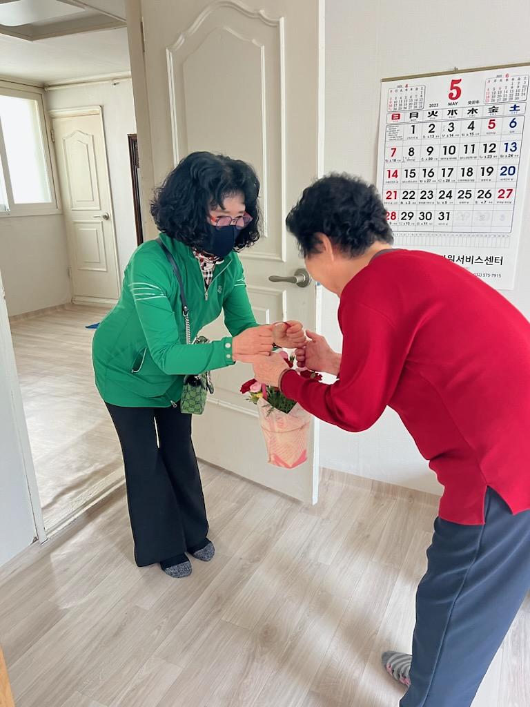 6가좌1동,_어버이날_맞아_독거노인_10가구_방문__(2).jpg 이미지