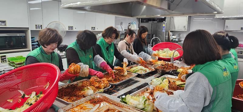 6가좌2동_새마을부녀회_·_원적로_상인회__김장김치_나눔(2).jpg 이미지