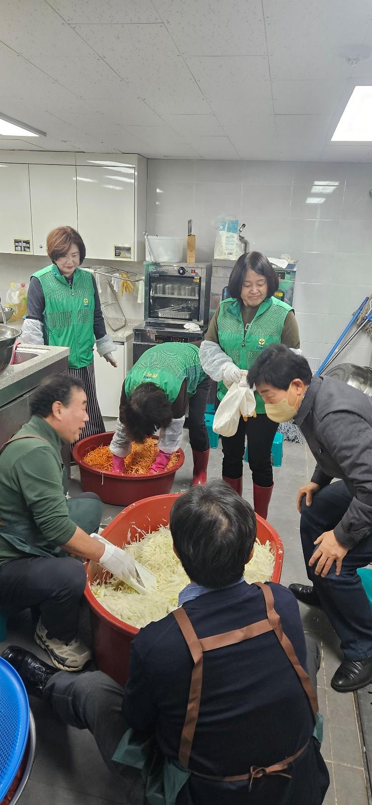 6가좌2동_새마을부녀회_·_원적로_상인회__김장김치_나눔(3).jpg 이미지