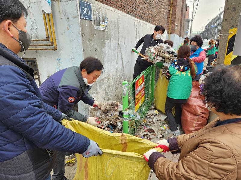 6석남3동,_노후_공동주택_건물_사이_쓰레기_말끔히_치워__(1).jpg 이미지