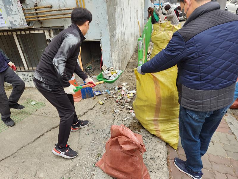 6석남3동,_노후_공동주택_건물_사이_쓰레기_말끔히_치워__(2).jpg 이미지