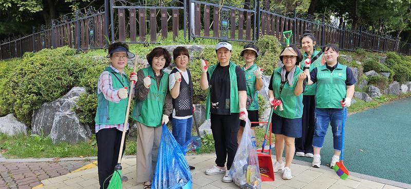 7-_가좌2동_새마을부녀회_-_,가을철_떨어지는_은행열매_우리손으로_치워요(3).jpg 이미지