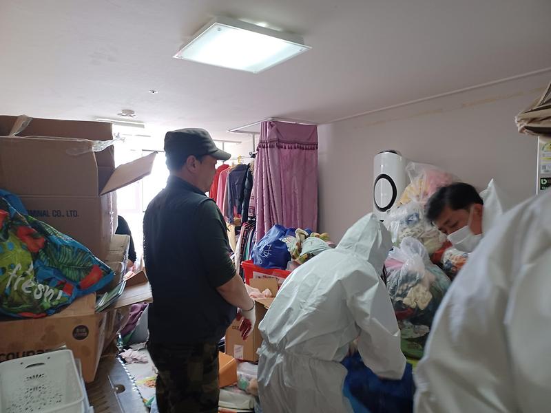 7청라2동_지역사회보장협의체,_저장_강박_위기가구_주거환경_개선__(1).jpg 이미지