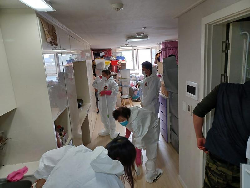 7청라2동_지역사회보장협의체,_저장_강박_위기가구_주거환경_개선__(2).jpg 이미지