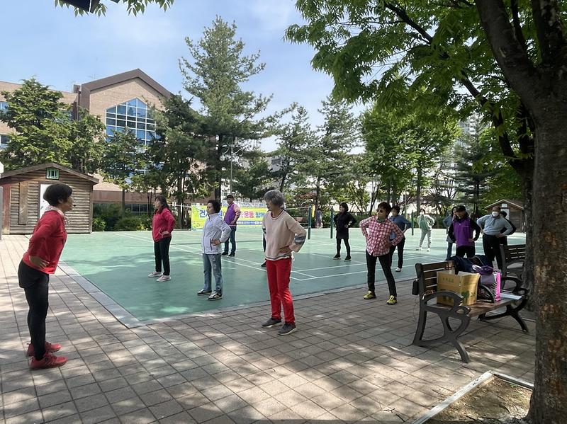 7가좌3동_주민자치회,_“스트레스_날리는_웃음운동_함께해요”__(2).jpg 이미지