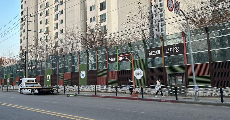 7서구_APT_노후_방음벽_멋지게_경관디자인_하다(1).jpg 이미지