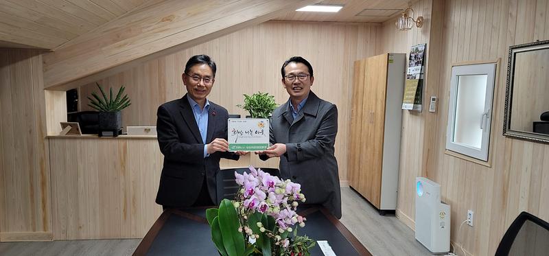 7석남1동,_(사)함께가는세상에_‘희망나눔이웃’_명패_전달_.jpg 이미지