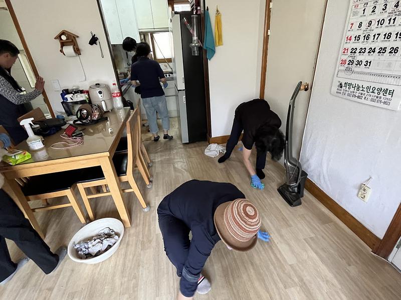 7신현원창동_주민자치회,_‘독거노인_위한_정리수납_봉사’_운영__(1).jpg 이미지