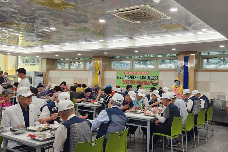 7탁옥로_골목형상점가,_건강기원_삼계탕_나눔행사__(1).jpg 이미지