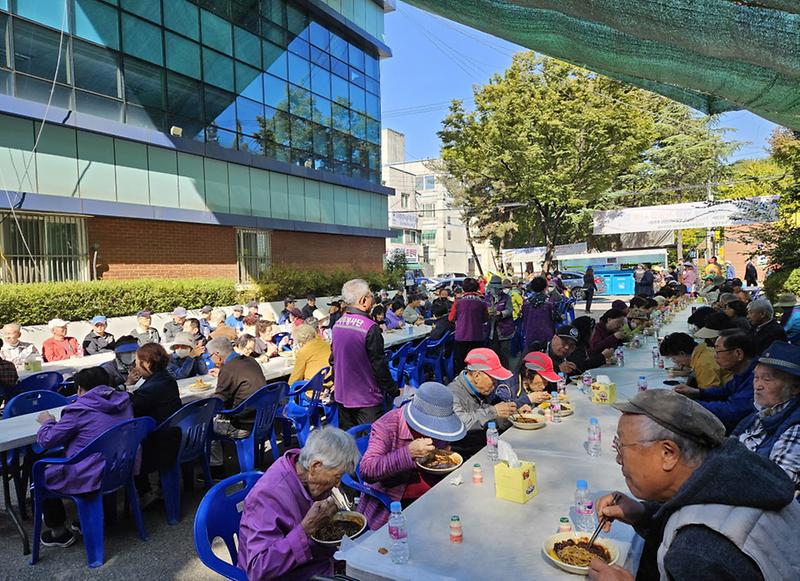 7연희동_주민자치회,_자장면_나눔_봉사_개최(1).jpg 이미지