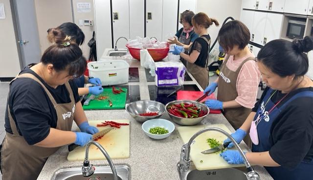 8가좌2동_주민자치회,_직접_만든_반찬_취약계층_30가구와_나눠__(2).jpg 이미지