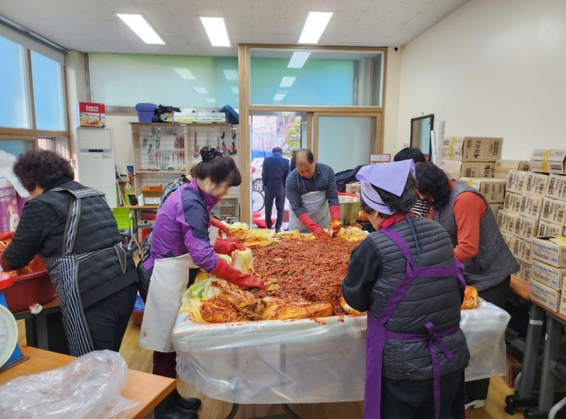 8가좌3동_주민자치회_복지울타리분과,_김장김치_나눔으로_복지울타리_만들기(2).jpg 이미지