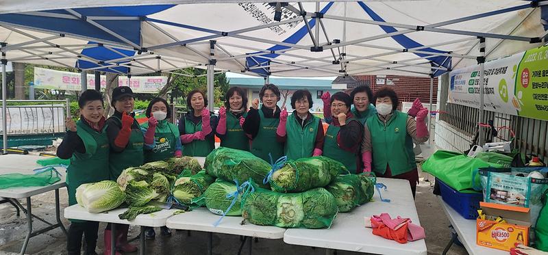 8가좌4동_새마을부녀회,_‘정성_가득’_김치_취약계층_151가구와_나눠__(2).jpg 이미지